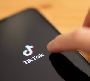 Commedie romantiche e TikTok innescano l’uso del porno?